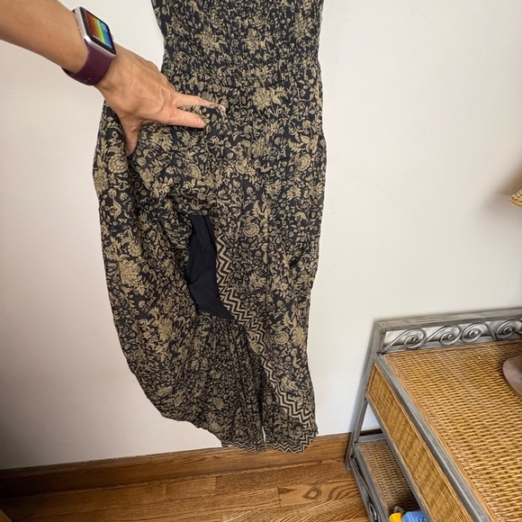 Elegant Black and Gold Women's Dress - Picture 6 of 14